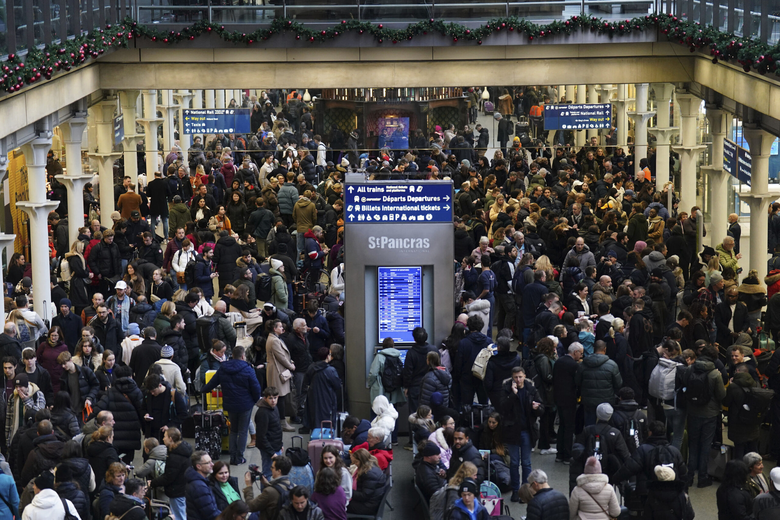 Passagiere sind auf dem Bahnhof St Pancras International station gestrandet