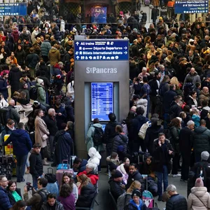 Passagiere sind auf dem Bahnhof St Pancras International station gestrandet