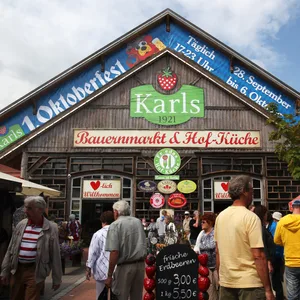 Der Eingang von Karls Erlebnis-Dorf in Rövershagen bei Rostock