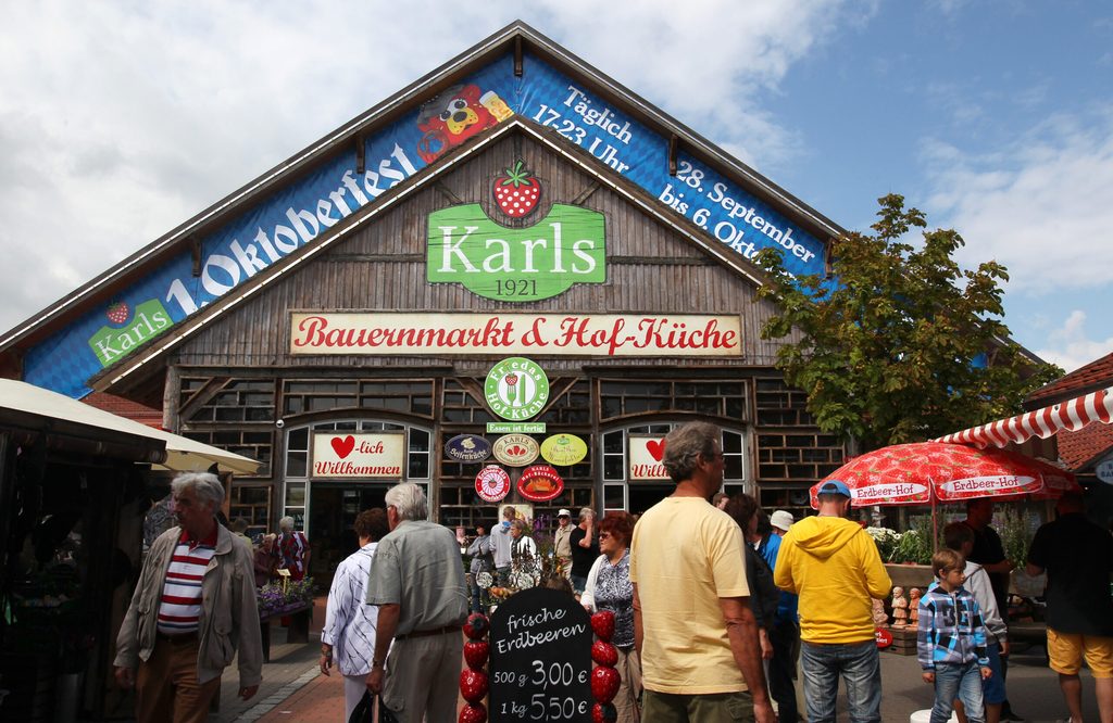 Der Eingang von Karls Erlebnis-Dorf in Rövershagen bei Rostock