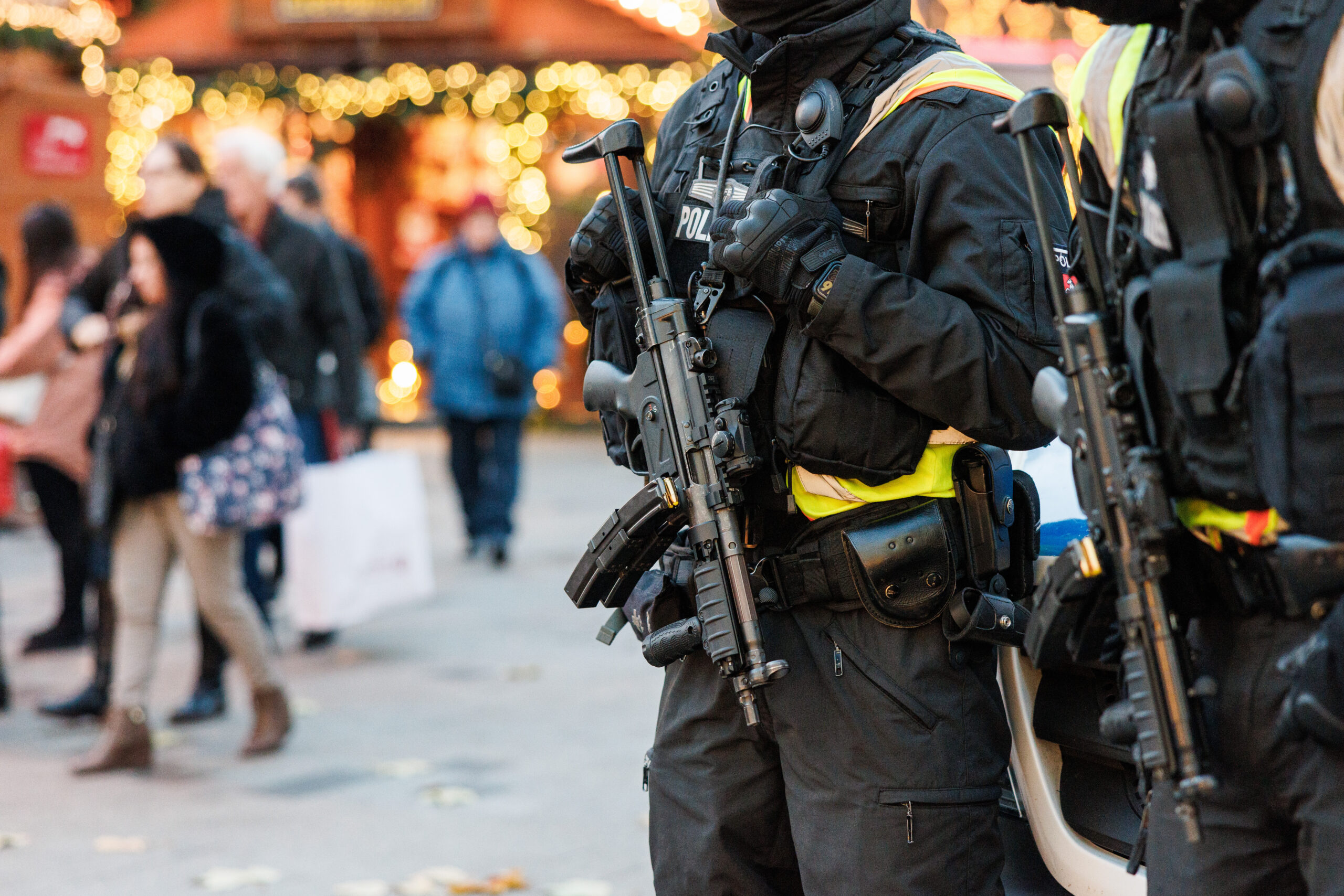 Polizisten sichern einen Weihnachtsmarkt (Symbolbild).