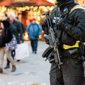 Polizisten sichern einen Weihnachtsmarkt (Symbolbild).