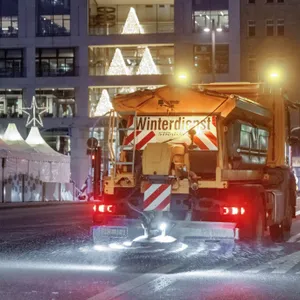 Ein Streufahrzeug im Einsatz auf dem Jungfernstieg (Archivbild).