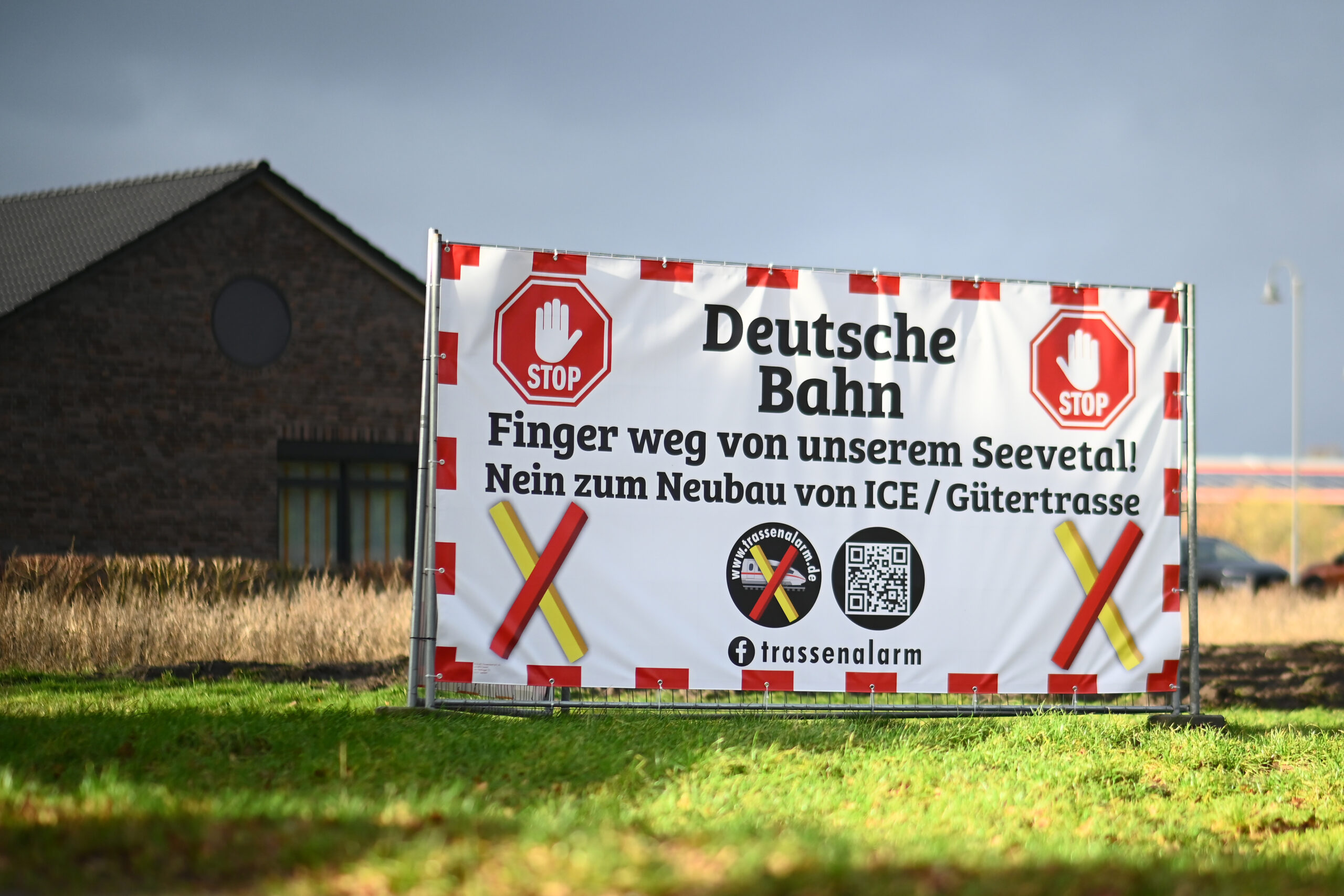 Ein Protest-Plakat gegen die Neubaupläne der Bahnstrecke Hamburg-Hannover steht auf einem Feld.
