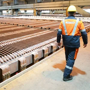 Ein Mitarbeiter geht durch die Elektrolyse-Halle der Aurubis AG. Der Kupfer-Konzern muss harte Gewinneinbußen hinnehmen.