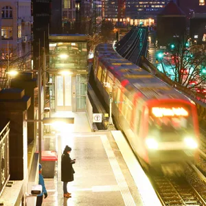 Eine U-Bahn fährt am frühen Morgen in den Bahnhof Landungsbrücken ein.
