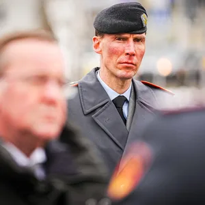 Hinter Boris Pistorius (SPD, l.), Bundesminister der Verteidigung, steht Brigadegeneral Christian Freuding, Leiter Sonderstab Ukraine.