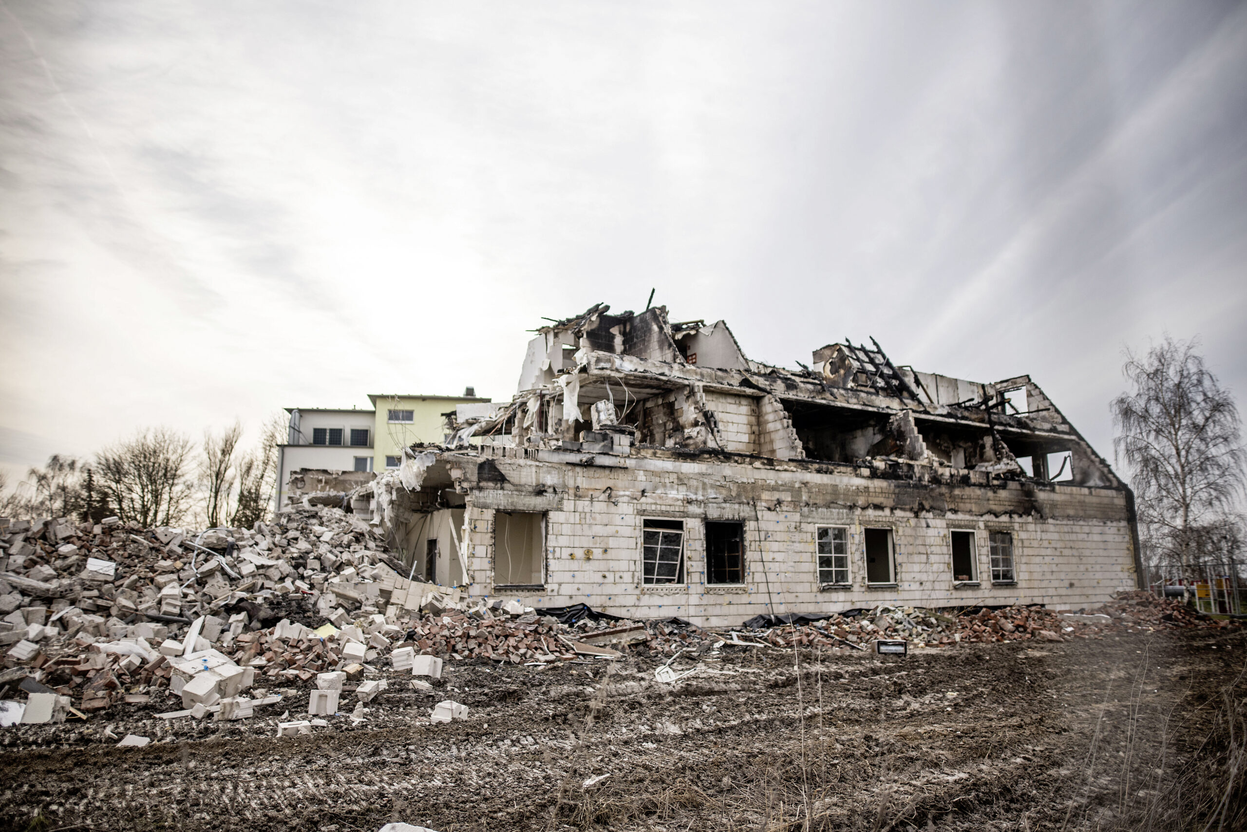 Das Bild zeigt die mittlerweile abgerissene und im Oktober 2022 abgebrannte Flüchtlingsunterkunft in Groß Strömkendorf vor der Insel Poel.