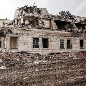 Das Bild zeigt die mittlerweile abgerissene und im Oktober 2022 abgebrannte Flüchtlingsunterkunft in Groß Strömkendorf vor der Insel Poel.