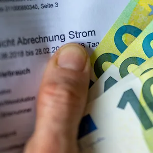 Stromrechnung und Geldscheine