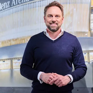 TV-Moderator Steven Gätjen steht vor einer Leinwand. (Archivbild)