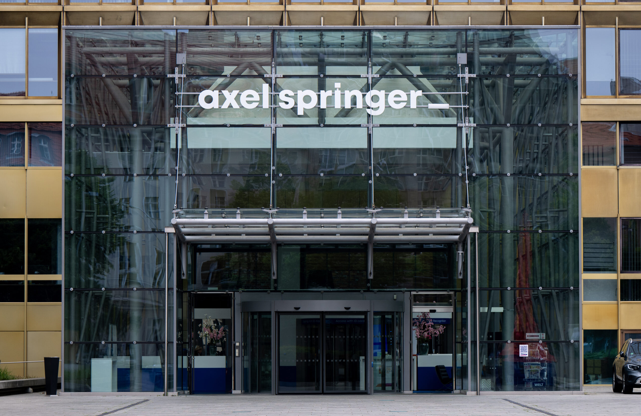 Das Logo vom Axel-Springer-Verlag ist über dem Eingang zum Verlagsgebäude angebracht. (Symbolbild)