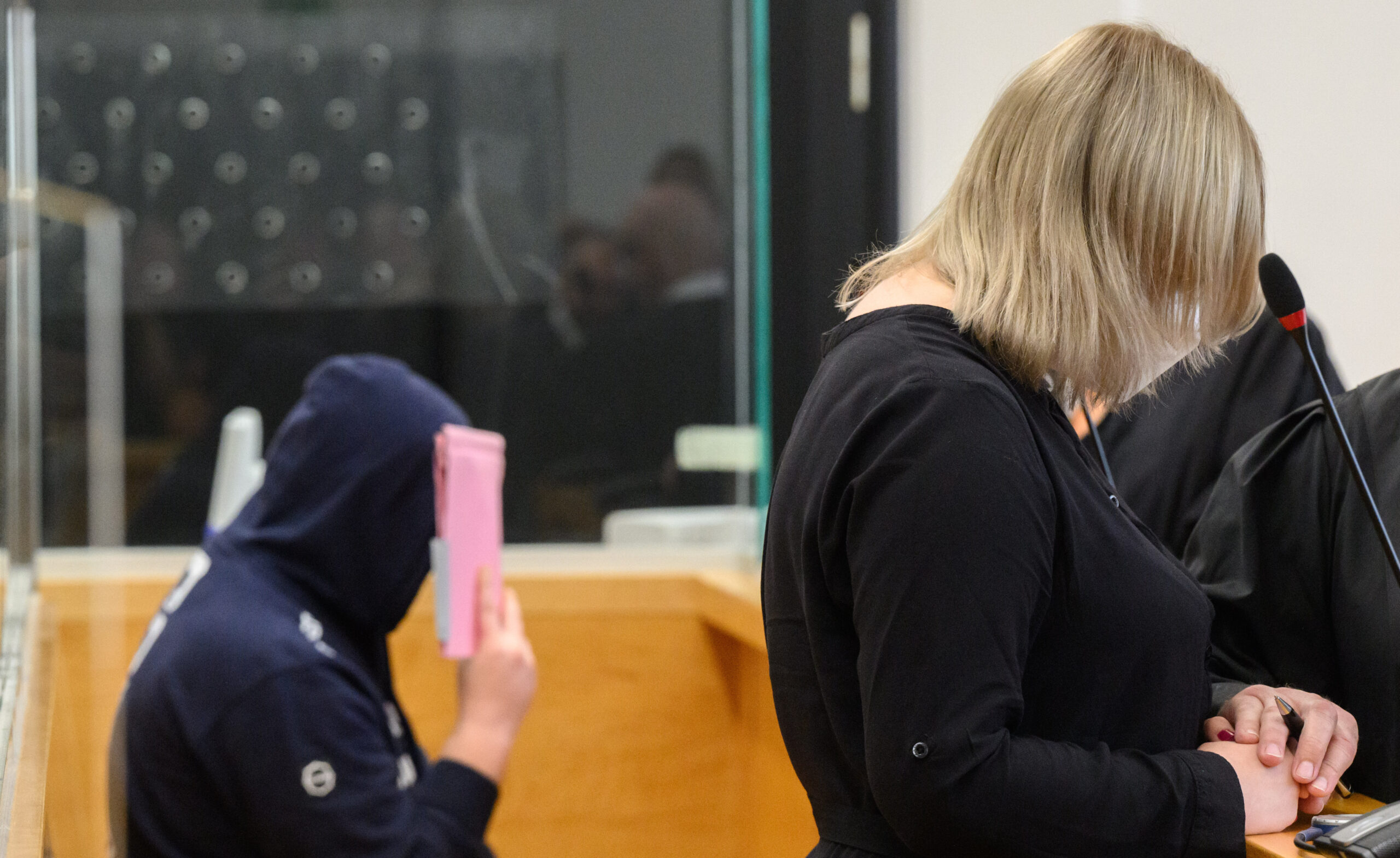 Die angeklagte Mutter und ihr Lebensgefährte warten im Gerichtsaal vom Landgericht Hannover auf den Prozessbeginn.
