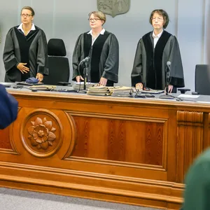 Die Vorsitzende Richterin Maja Bromman (M.) mir ihren Beisitzerinnen im Gerichtssaal