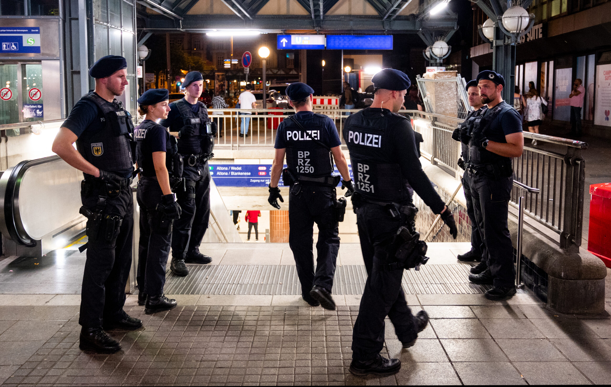 Bundespolizisten stehen am Hauptbahnhof