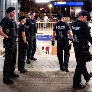 Bundespolizisten stehen am Hauptbahnhof