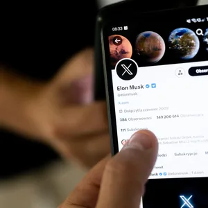 Elon Musk hat auf „X” den Account eines umstrittenen Verschwörungstheoretikers wieder freigeschaltet.