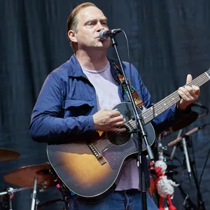 Der Musiker Thees Uhlmann steht als Support-Act von einem Tocotronic Konzert auf der Freilichtbühne im Stadtpark. (Archivbild)