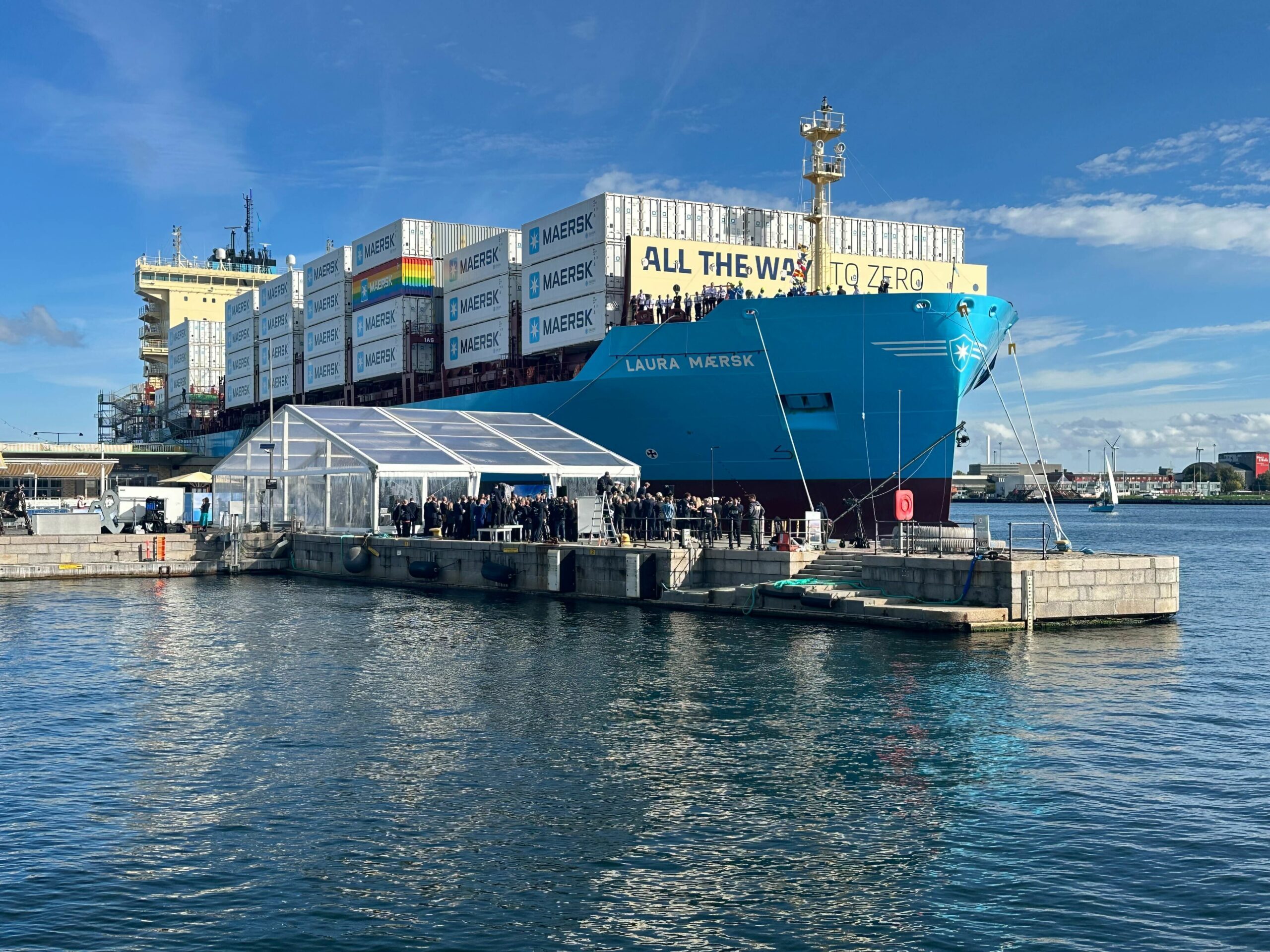Das weltweite erste mit grünem Methanol betriebene Containerschiff liegt im Hafen von Kopenhagen am Kai nach der Taufe des Frachters auf den Namen „Laura Maersk“. (Archivbild)
