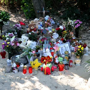 Kerzen und Blumen stehen in der Nähe des Tatorts in Pragsdorf.