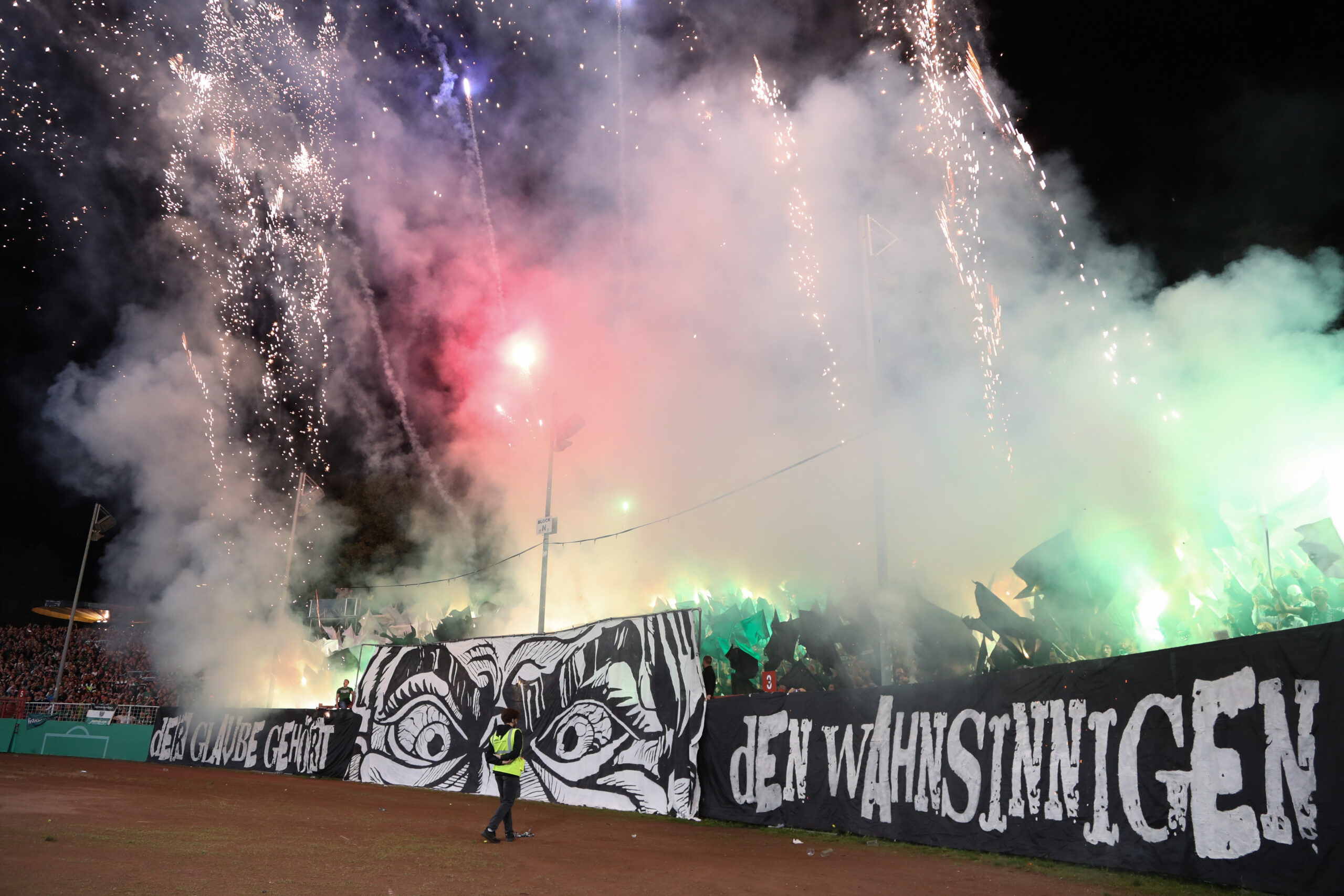 Die Anhänger von Preußen Münster zünden Pyrotechnik