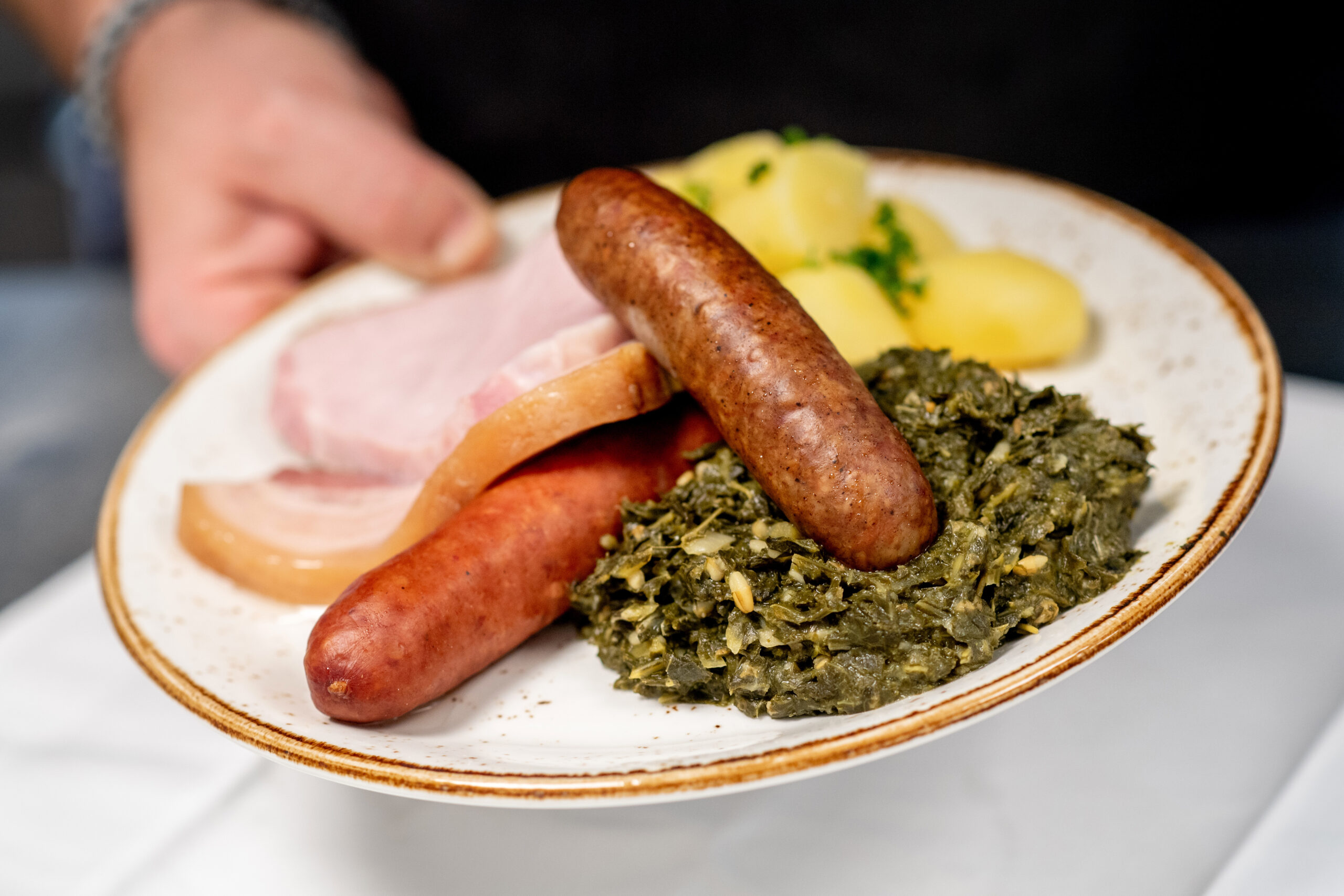 Typisch norddeutsch: Grünkohl mit Salzkartoffeln, Kochwurst, Pinkelwurst und Kasseler