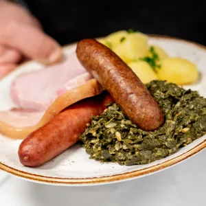 Typisch norddeutsch: Grünkohl mit Salzkartoffeln, Kochwurst, Pinkelwurst und Kasseler