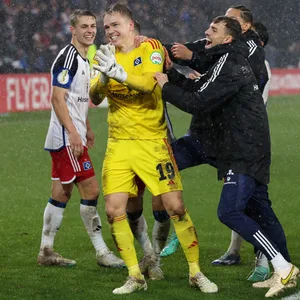 HSV-Torwart Matheo Raab wird von seinen Mitspielern gefeiert