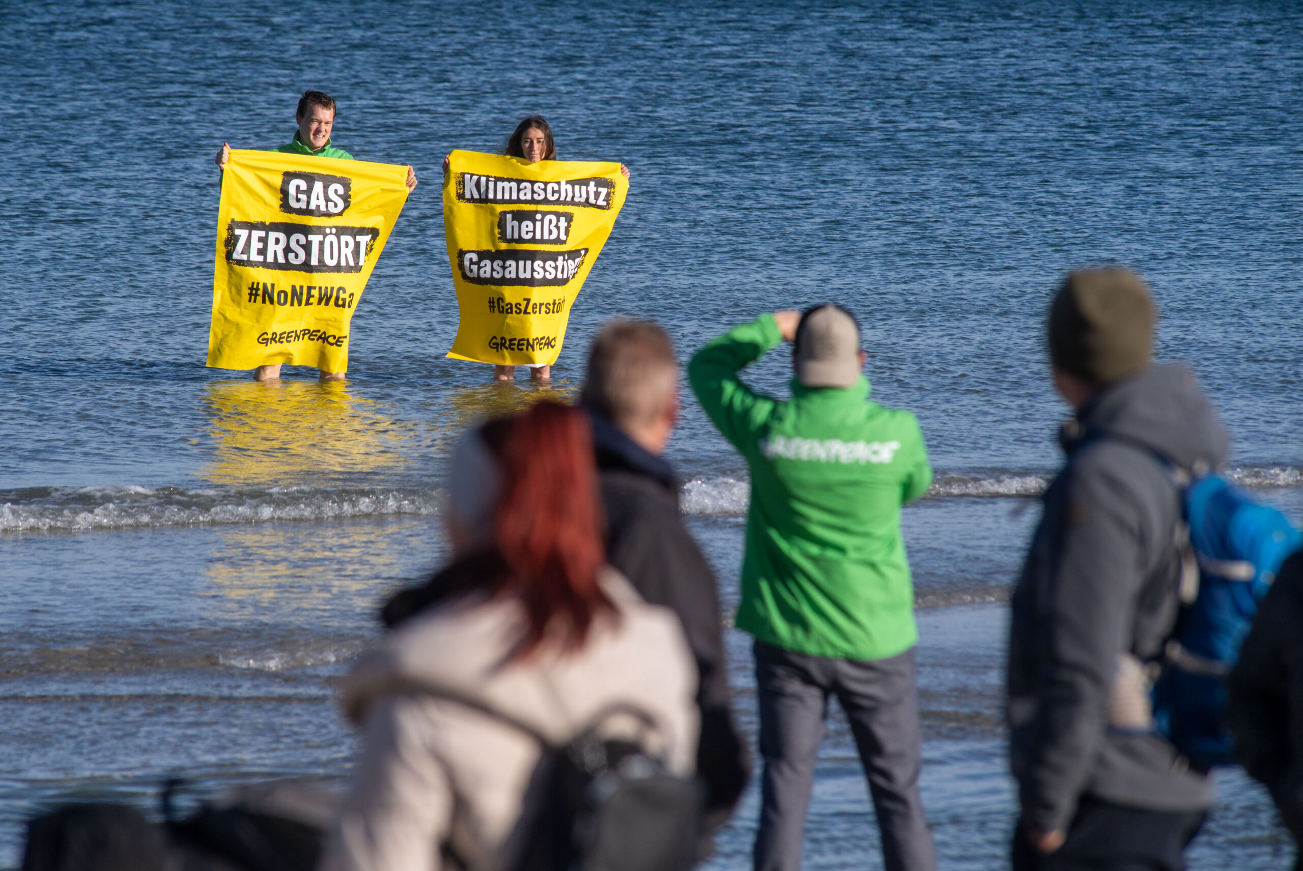 Aktivisten demonstrieren gegen ein LNG Terminal in der Ostsee.