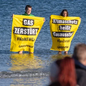 Aktivisten demonstrieren gegen ein LNG Terminal in der Ostsee.