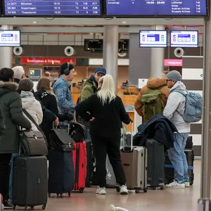 Fluggäste im Terminal