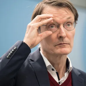 Gesundheitsminister Karl Lauterbach (SPD) hatte eigentlich Besserung vorhergesagt Doch die Lieferengpässe bei Medikamenten sind zurück. (Archivbild)