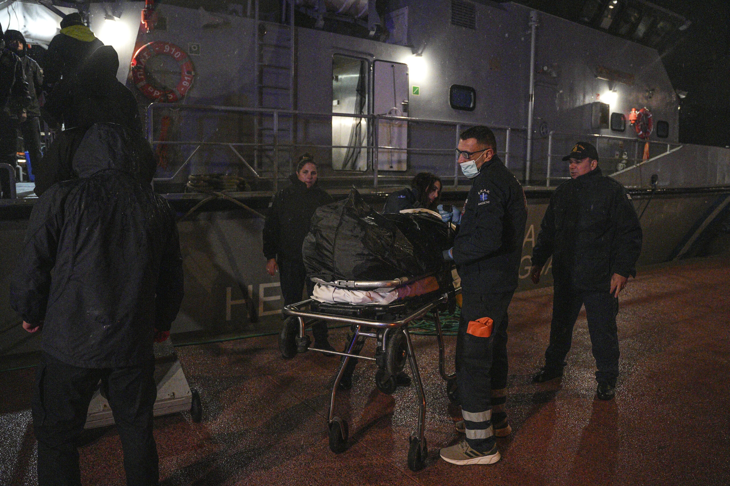 Sanitäter mit der Leiche eines Besatzungsmitglieds der „Raptor“ auf der Ägäisinsel Lesbos