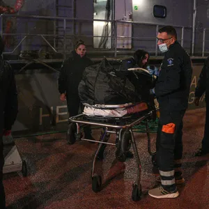 Sanitäter mit der Leiche eines Besatzungsmitglieds der „Raptor“ auf der Ägäisinsel Lesbos