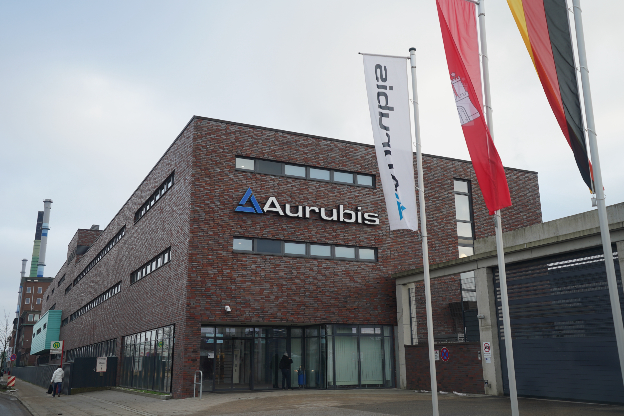 Ein Blick auf das Werksgelände der Aurubis AG auf der Veddel in Hamburg. (Archivbild)