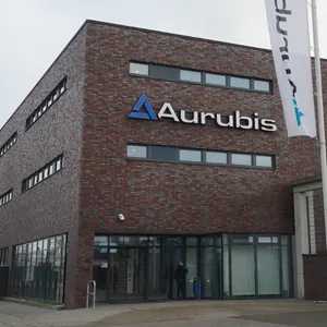 Ein Blick auf das Werksgelände der Aurubis AG auf der Veddel in Hamburg. (Archivbild)