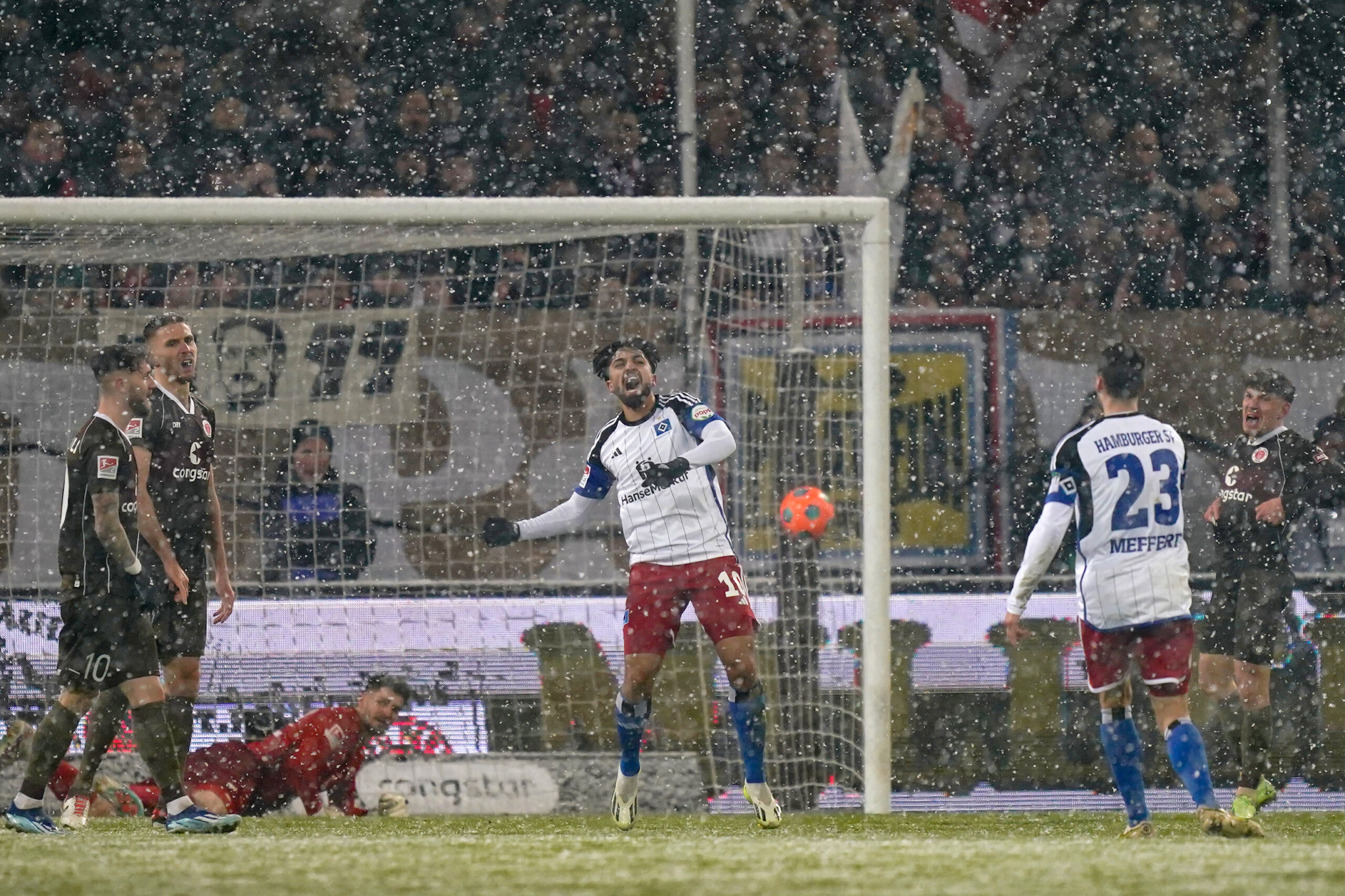 HSV-Profi Immanuel Pherai feiert seinen Treffer zum 2:2 im Derby beim FC St. Pauli