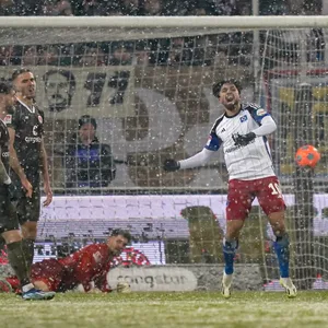 HSV-Profi Immanuel Pherai feiert seinen Treffer zum 2:2 im Derby beim FC St. Pauli