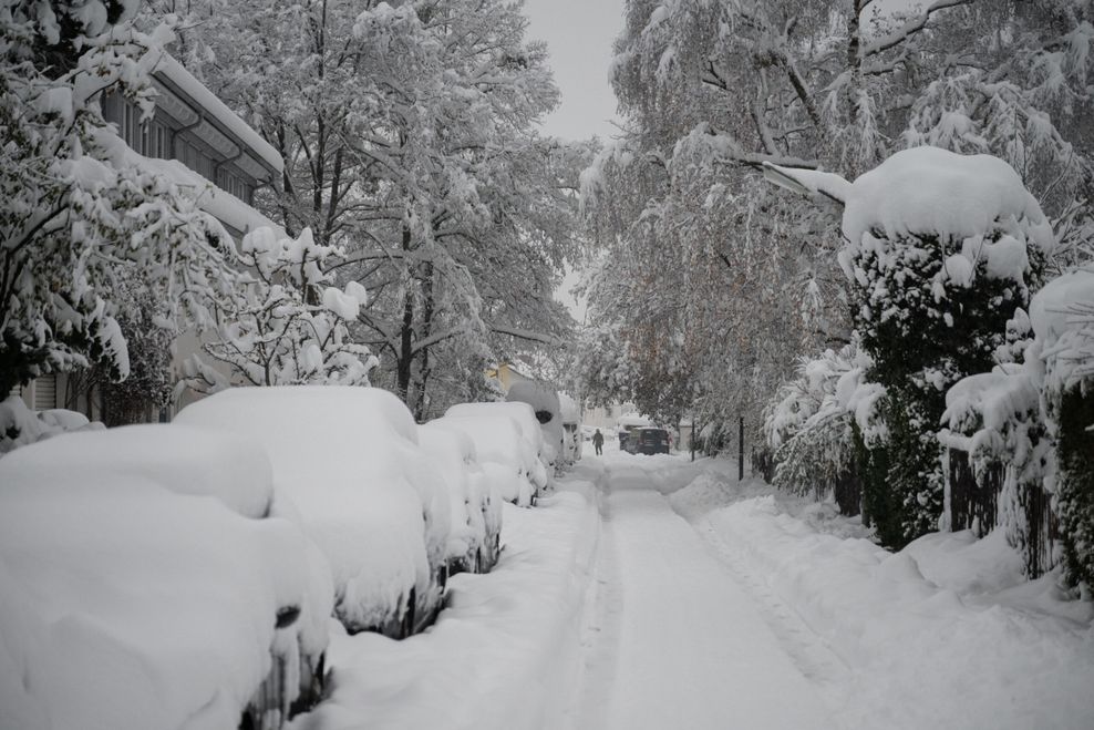 Schnee in München: Das sieht zwar hübsch aus – sorgte bei vielen Fahrgästen der Deutschen Bahn aber für Frust.