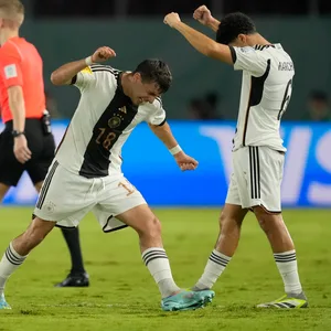 U17-Spieler Bilal Yalcinkaya und Fayssal Harchaoui jubeln