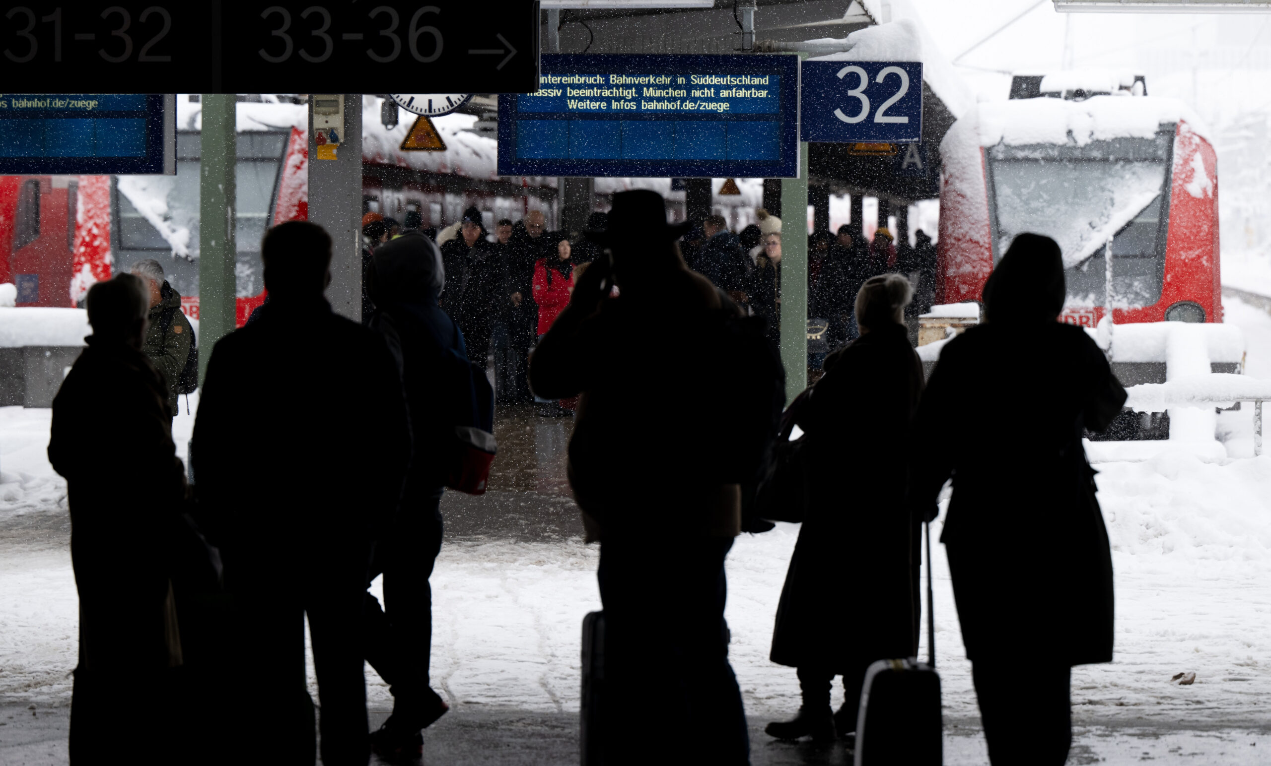 Schnee und Eis haben im Süden Bayerns auf den Straßen und bei der Bahn für Chaos gesorgt.