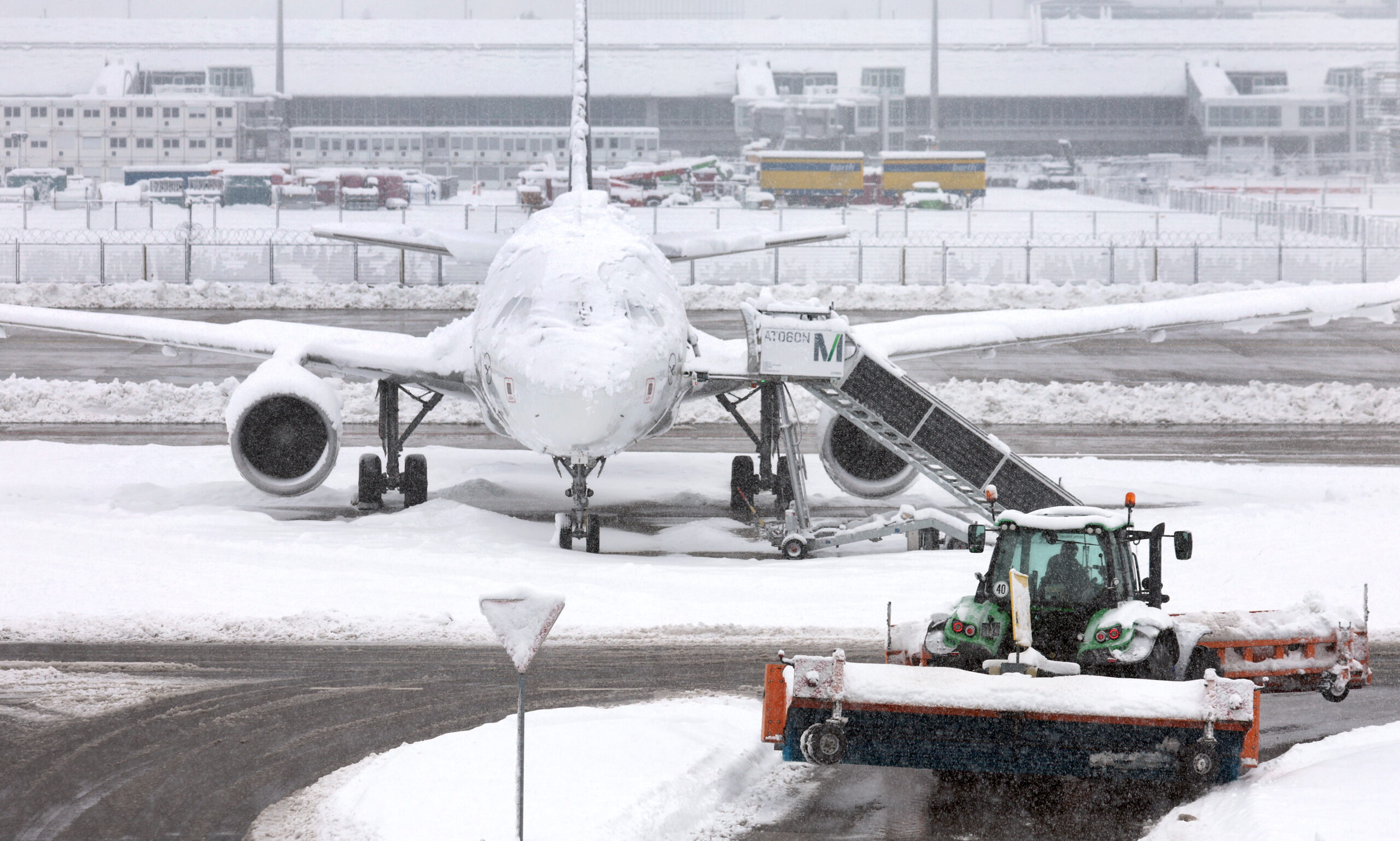 Auch am Sonntag war auf dem Flughafengelände der Winterdienst im Einsatz.