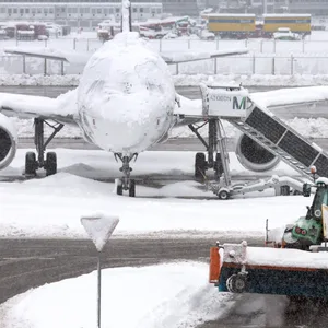 Auch am Sonntag war auf dem Flughafengelände der Winterdienst im Einsatz.