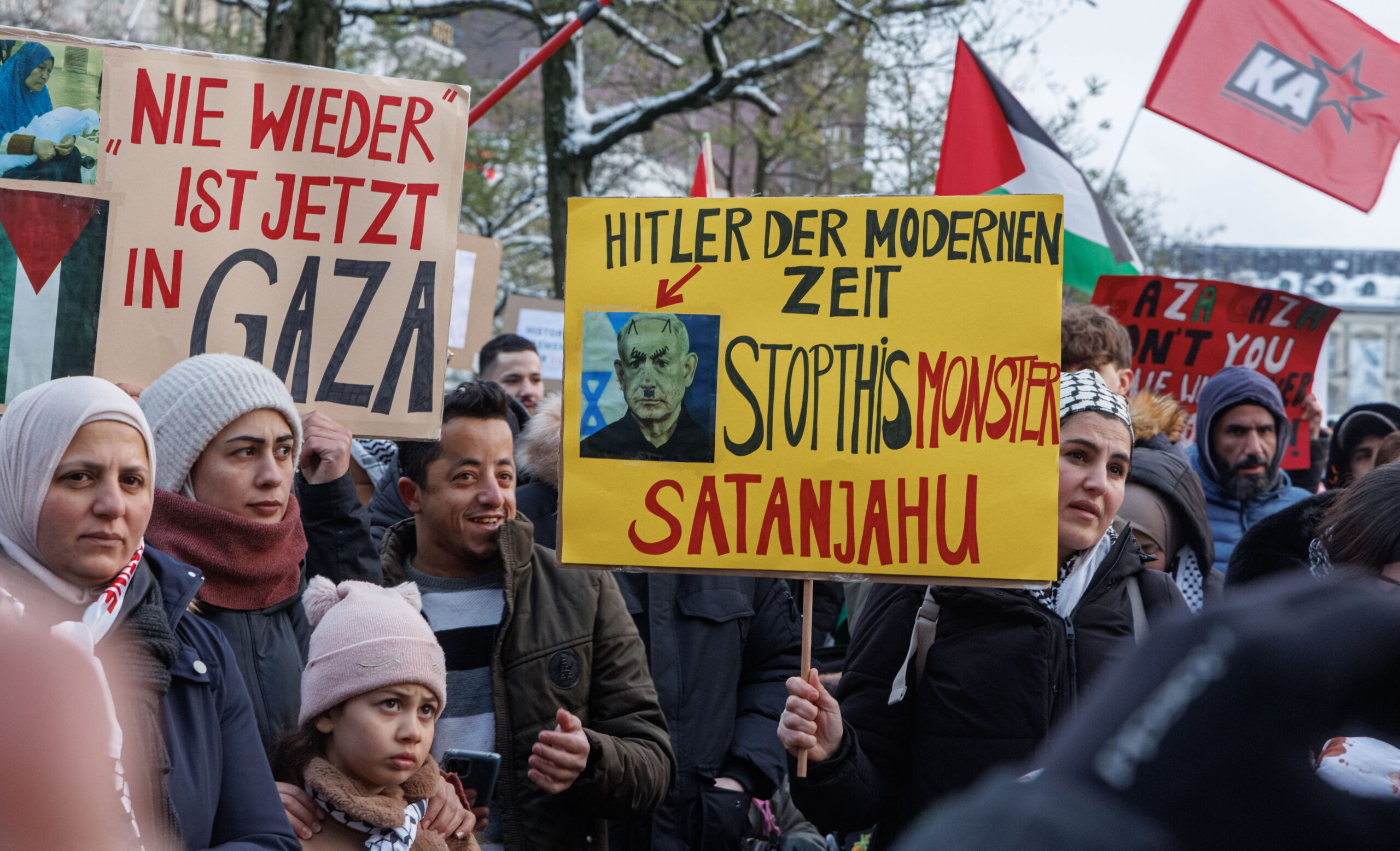 Eine Demonstrantin hält bei einer propalästinensischen Demonstration ein Schild mit der Aufschrift "Hitler der modernen Zeit stop this monster Satanjahu!» gegen den israelischen Regierungschef Netanjahu. (Archivbild)