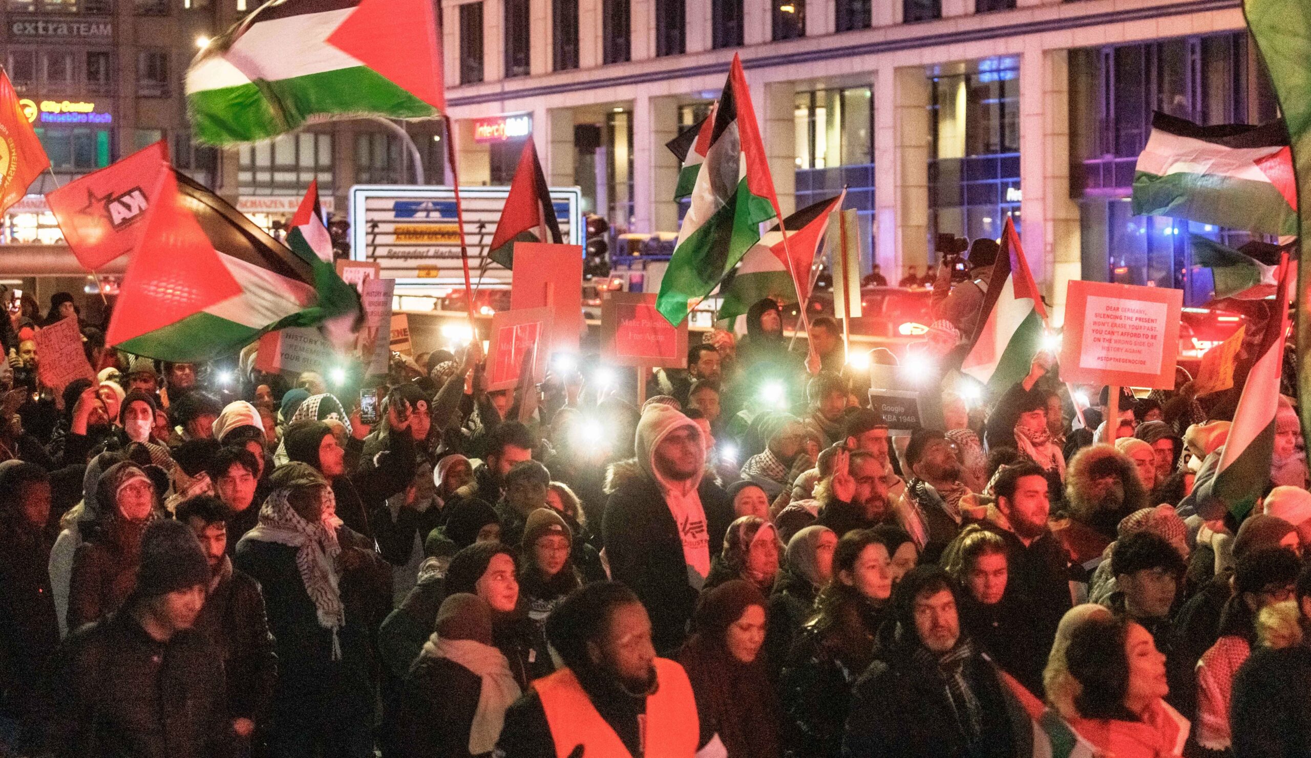 Teilnehmer einer propalästinensischen Demonstration ziehen durch die Innenstadt in Hamburg. (Symbolbild)