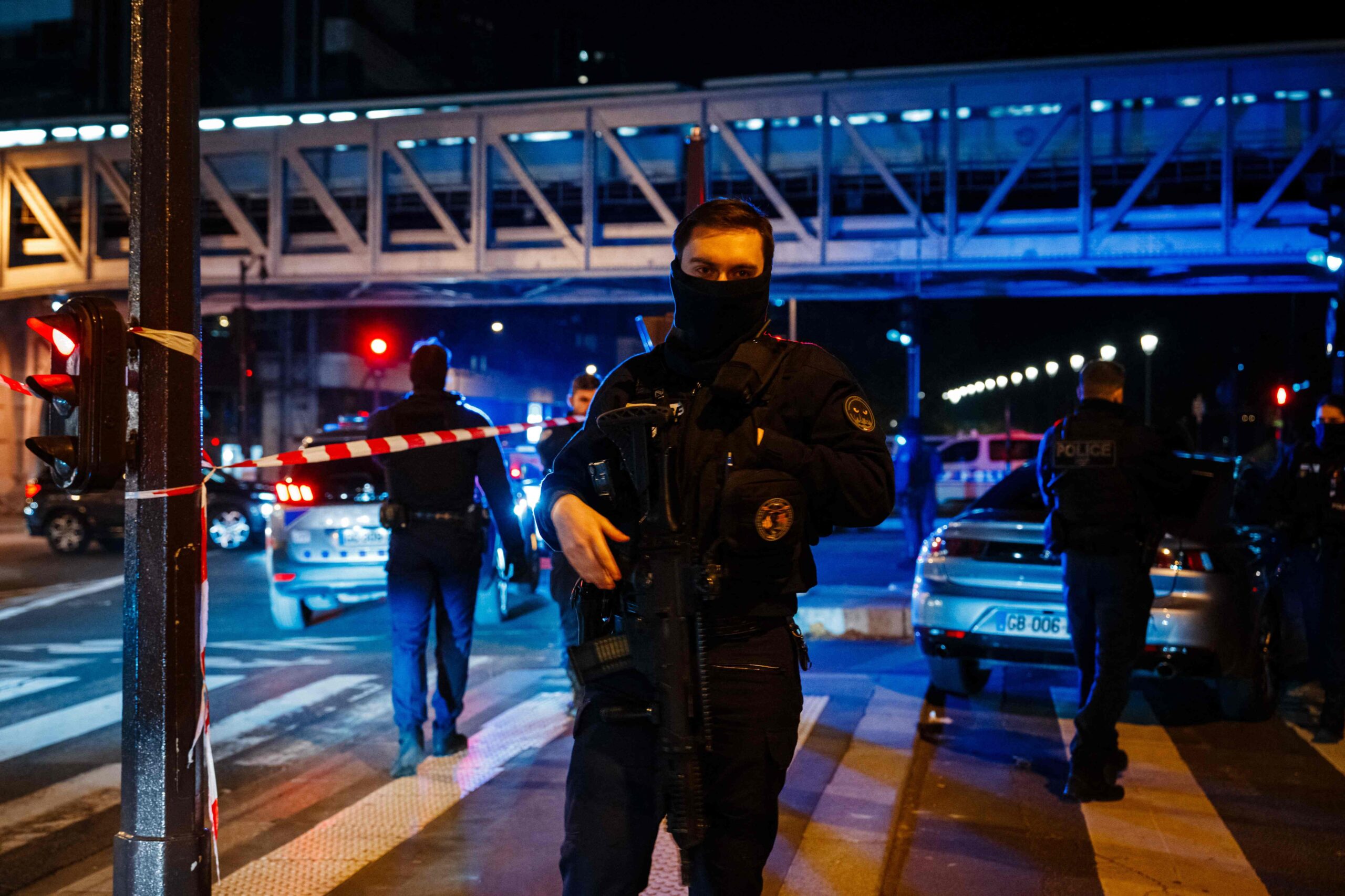 Ein Polizeibeamter steht am Tatort Wache. Ein mutmaßlicher Islamist hat unweit des Eiffelturms einen deutschen Touristen mit einem Messer getötet.
