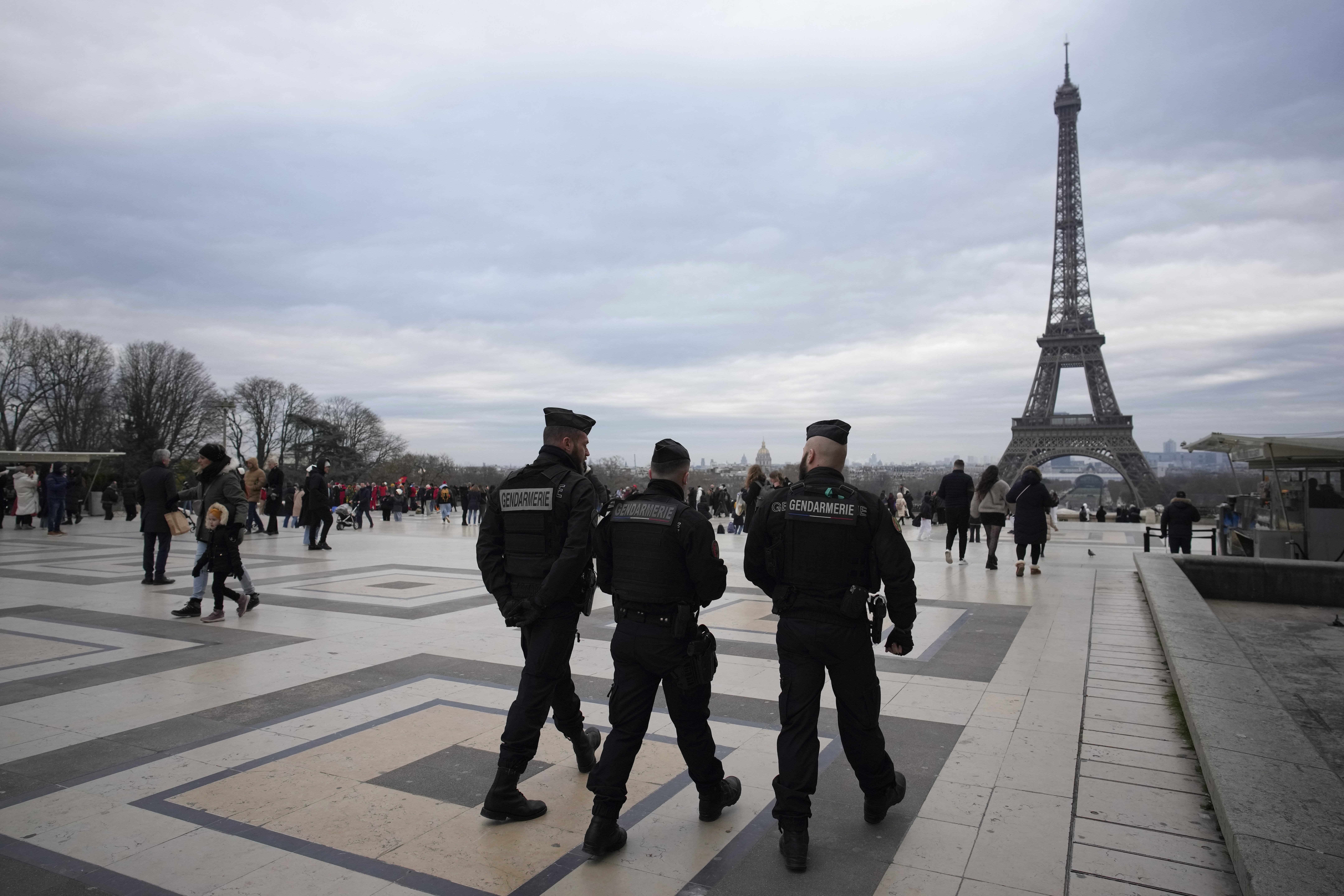 Französische Polizisten patrouillieren auf dem Trocadero-Platz in der Nähe des Eiffelturms, nachdem ein Mann am späten Samstagabend einen deutschen Touristen tötete.