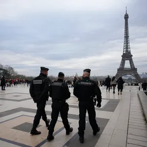 Französische Polizisten patrouillieren auf dem Trocadero-Platz in der Nähe des Eiffelturms, nachdem ein Mann am späten Samstagabend einen deutschen Touristen tötete.