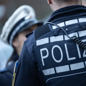 Eine Polizistin (l.) und ein Polizist im Einsatz. (Symbolbild)