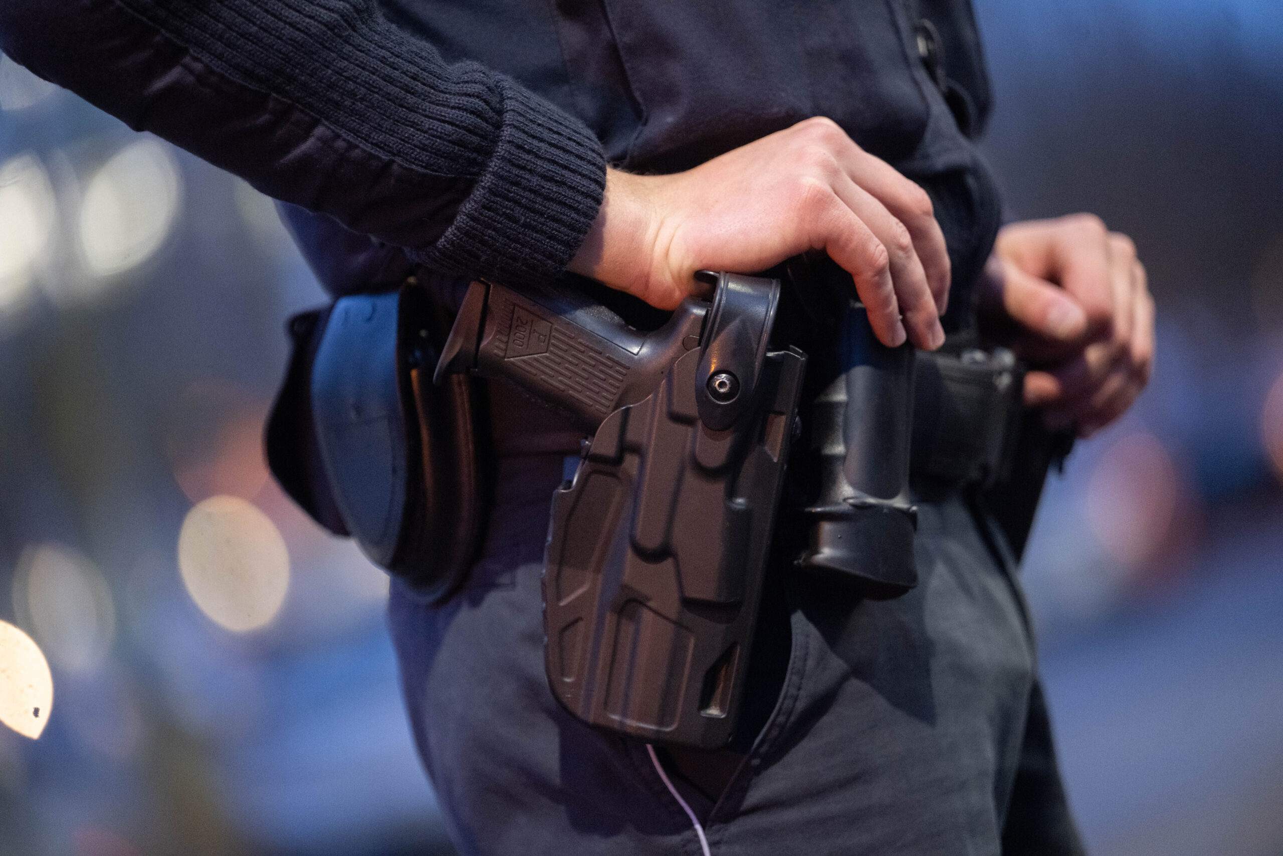 Imbiss-angestellter mit Waffe bedroht – Polizei stoppt flüchtige Täter mit einem Schuss in den Reifen des Fluchtauto